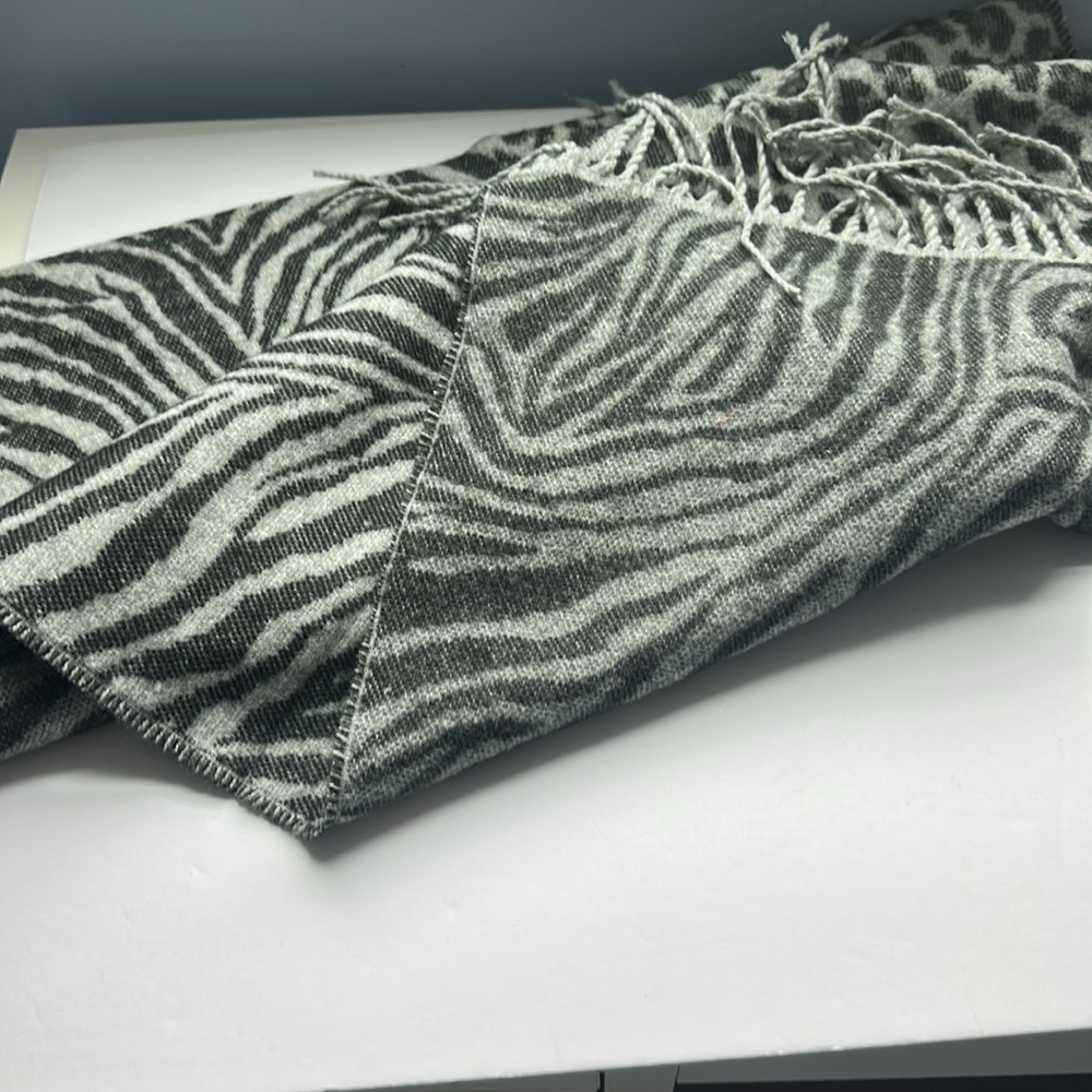 MICHAEL Michael Kors Women's Split-Animal-Print Scarf New - Picture 7 of 7